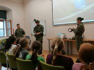 Setkání dětí a vojáků v knihovně